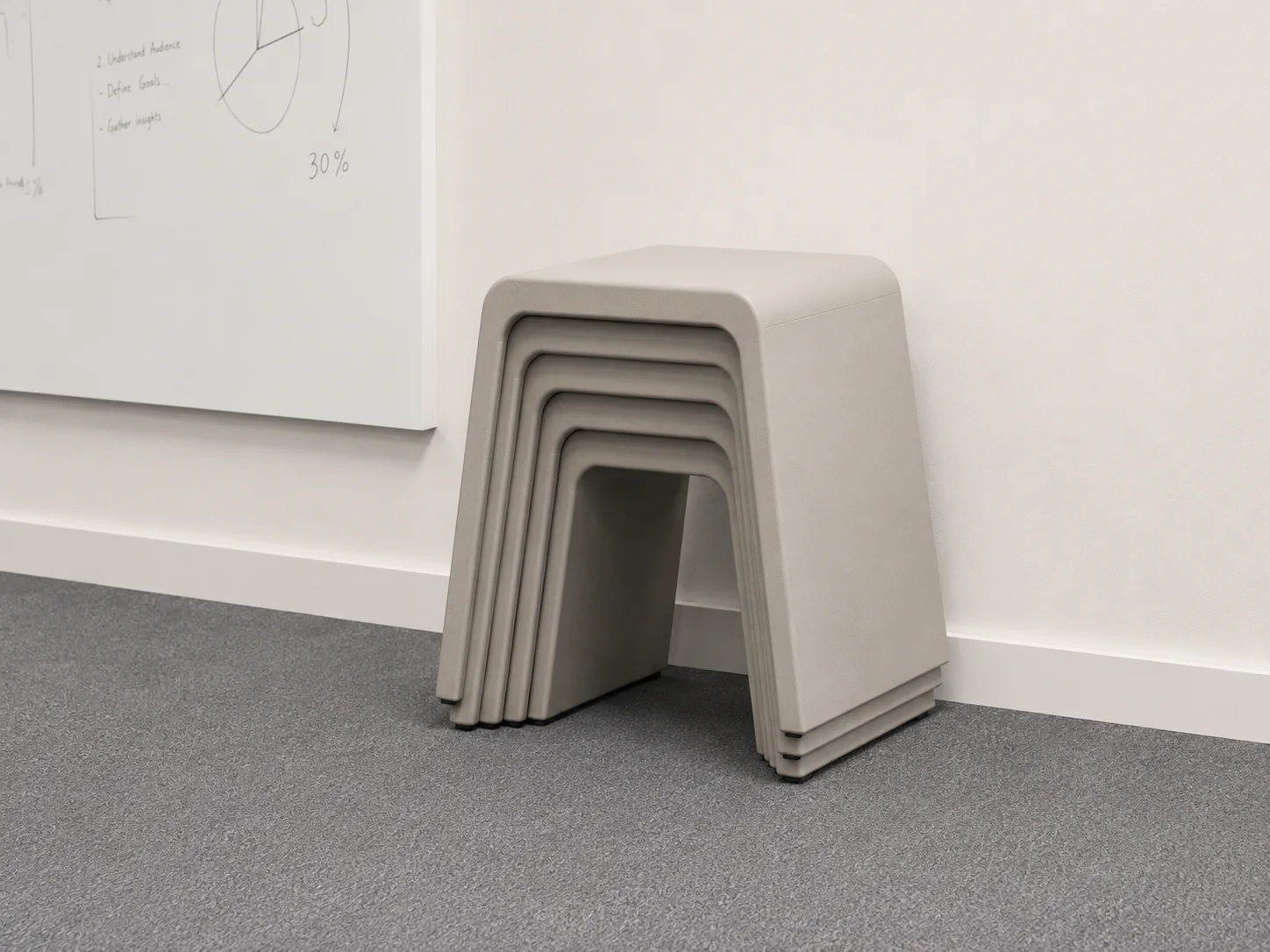 靠牆整齊堆疊的 Meeting Pause Stool。