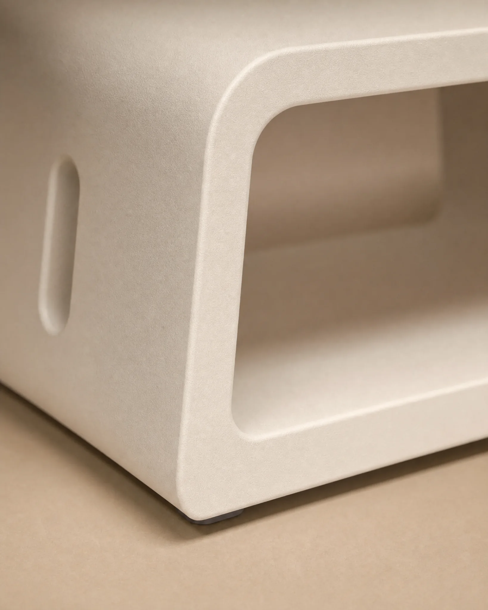Threshold Chair 表面、圓角與側面導引槽的局部細節。